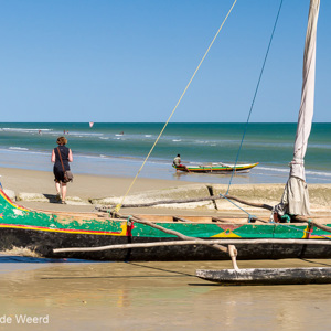 2013-08-05 - Carin en een visserbootje<br/>Strand - Morondava - Madagaskar<br/>Canon EOS 7D - 45 mm - f/8.0, 1/400 sec, ISO 200