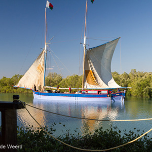 2013-08-05 - Vrachtboot op de rivier achter ons hotel<br/>Baobap Cafe hotel - Morondava - Madagaskar<br/>Canon EOS 7D - 24 mm - f/8.0, 1/320 sec, ISO 200