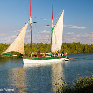 2013-08-05 - Vrachtboot op de rivier achter ons hotel<br/>Baobap Cafe hotel - Morondava - Madagaskar<br/>Canon EOS 7D - 35 mm - f/8.0, 1/250 sec, ISO 200
