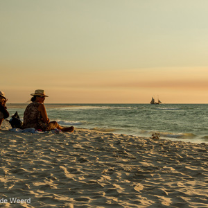 2013-08-05 - Genieten van de zonsondergang<br/>Strand - Morondava - Madagaskar<br/>Canon EOS 7D - 32 mm - f/8.0, 1/200 sec, ISO 200