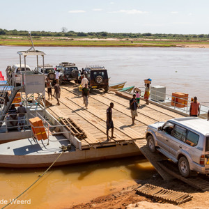 2013-08-07 - Onze auto wordt op de pont gereden<br/>Onderweg - Morondava - Bekopaka - Madagaskar<br/>Canon EOS 7D - 24 mm - f/8.0, 1/250 sec, ISO 200