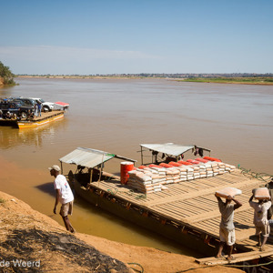 2013-08-07 - Zo gaat het vervoer hier over water<br/>Onderweg - Morondava - Bekopaka - Madagaskar<br/>Canon EOS 7D - 24 mm - f/8.0, 1/320 sec, ISO 200
