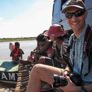 2013-08-07 - Op de pont, naast de auto<br/>Onderweg - Morondava - Bekopaka - Madagaskar<br/>Canon PowerShot SX1 IS - 5 mm - f/4.0, 1/500 sec, ISO 80