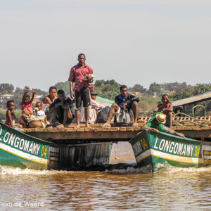 2013-08-07 - Een soort zelfgemaakte catamaran als pont<br/>Onderweg - Morondava - Bekopaka - Madagaskar<br/>Canon PowerShot SX1 IS - 45.5 mm - f/5.0, 1/320 sec, ISO 80