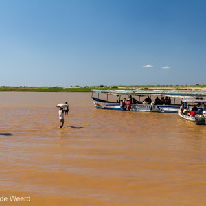 2013-08-07 - Goederen worden zo aan boord gedragen<br/>Onderweg - Morondava - Bekopaka - Madagaskar<br/>Canon EOS 7D - 24 mm - f/8.0, 1/200 sec, ISO 200