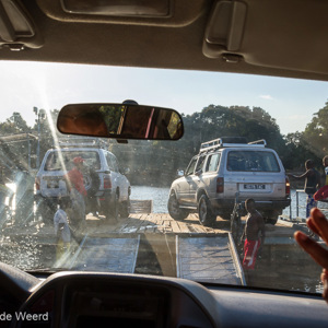 2013-08-07 - Weer een pontje op - zou het passen?<br/>Onderweg - Morondava - Bekopaka - Madagaskar<br/>Canon EOS 7D - 24 mm - f/8.0, 1/125 sec, ISO 200