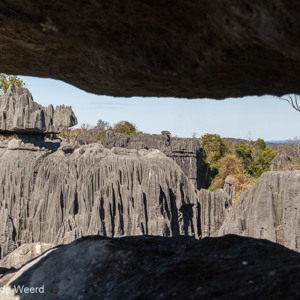 2013-08-08 - Doorkijkje tussen de rotsen door<br/>Tsingy de Bemaraha NP - Bekopaka - Madagaskar<br/>Canon EOS 7D - 35 mm - f/11.0, 1/250 sec, ISO 400