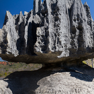 2013-08-08 - Balancing rock<br/>Tsingy de Bemaraha NP - Bekopaka - Madagaskar<br/>Canon EOS 7D - 24 mm - f/8.0, 1/200 sec, ISO 400