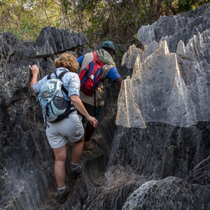2013-08-10 - Carin en gids klauteren door de rotsen<br/>Tsingy de Bemaraha NP - Bekopaka - Madagaskar<br/>Canon EOS 7D - 24 mm - f/8.0, 0.02 sec, ISO 200