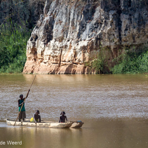 2013-08-10 - De plaatselijke kano<br/>Tsingy de Bemaraha NP - Bekopaka - Madagaskar<br/>Canon EOS 7D - 260 mm - f/8.0, 1/1000 sec, ISO 400