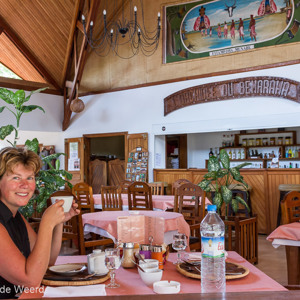 2013-08-10 - Carin tijdens de lunch in ons hotel<br/>L'Orchidee du Bemahara hotel - Bekopaka - Madagaskar<br/>Canon EOS 7D - 24 mm - f/8.0, 1/13 sec, ISO 800