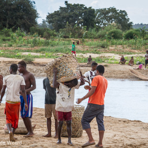 2013-08-11 - Er moest ook veel vracht mee op de boten<br/>Onderweg - Bekopaka - Kirindy Reserve - Madagaskar<br/>Canon EOS 7D - 105 mm - f/8.0, 1/60 sec, ISO 200