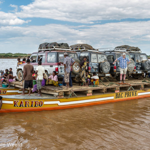 2013-08-11 - Zo past het precies, 4 autos op een pontje<br/>Onderweg - Bekopaka - Kirindy Reserve - Madagaskar<br/>Canon EOS 7D - 24 mm - f/8.0, 0.02 sec, ISO 200