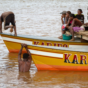 2013-08-11 - De pont wordt van de kant geduwd<br/>Onderweg - Bekopaka - Kirindy Reserve - Madagaskar<br/>Canon EOS 7D - 105 mm - f/8.0, 0.02 sec, ISO 200