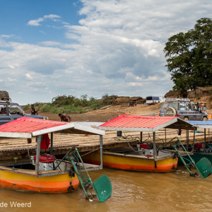 2013-08-11 - Een aantal pontjes naast elkaar<br/>Onderweg - Bekopaka - Kirindy Reserve - Madagaskar<br/>Canon EOS 7D - 24 mm - f/8.0, 1/80 sec, ISO 200