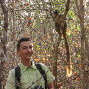 2013-08-12 - Wouter en een bruine maki<br/>Kirindy Private Reserve - Morondava - Madagaskar<br/>Canon PowerShot SX1 IS - 14.6 mm - f/4.0, 1/125 sec, ISO 200