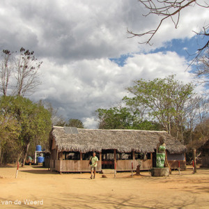 2013-08-12 - Het centrale plein met restaurant<br/>Kirindy Private Reserve - Morondava - Madagaskar<br/>Canon PowerShot SX1 IS - 5 mm - f/4.0, 1/1000 sec, ISO 80