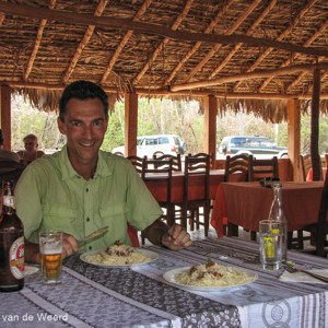 2013-08-12 - Een eenvoudige maaltijd<br/>Kirindy Private Reserve - Morondava - Madagaskar<br/>Canon PowerShot SX1 IS - 7.9 mm - f/3.2, 1/60 sec, ISO 200