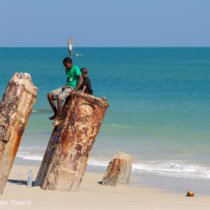 2013-08-13 - Plaatselijke hangjongeren<br/>Strand - Morondava - Madagaskar<br/>Canon EOS 7D - 105 mm - f/4.0, 1/320 sec, ISO 100