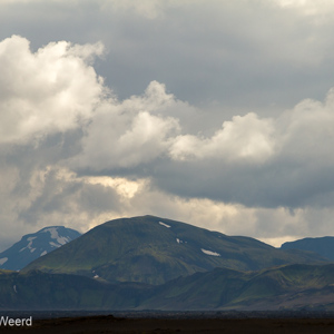 2012-07-20 - Donkere wolken boven de groenige bergen<br/>Fjallabaksleid Nydri - Landmannalaugar - IJsland<br/>Canon EOS 7D - 92 mm - f/8.0, 1/400 sec, ISO 200