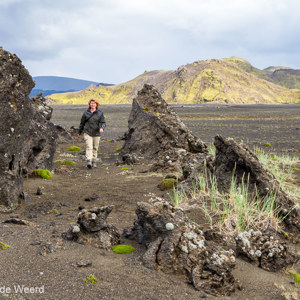 2012-07-20 - Carin in het ruige, kale landschap<br/>Fjallabaksleid Nydri - Landmannalaugar - IJsland<br/>Canon EOS 7D - 35 mm - f/11.0, 0.04 sec, ISO 200