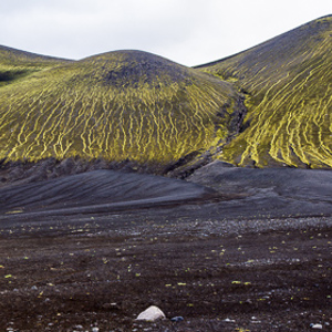 2012-07-20 - Groenige sporen op zwarte lavabergen<br/>Fjallabaksleid Nydri - Landmannalaugar - IJsland<br/>Canon EOS 7D - 45 mm - f/8.0, 1/30 sec, ISO 200
