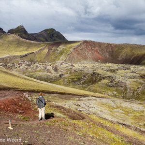 2012-07-20 - Carin bewondert het bijzondere landschap<br/>Fjallabaksleid Nydri - Landmannalaugar - IJsland<br/>Canon EOS 7D - 24 mm - f/11.0, 0.01 sec, ISO 200