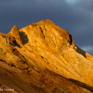 2012-07-20 - Warm avondlicht en donkere wolken<br/>Landmannalaugar - IJsland<br/>Canon EOS 7D - 210 mm - f/8.0, 1/250 sec, ISO 200