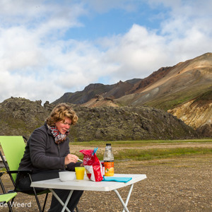2012-07-21 - Ontbijtje buiten naast de camper<br/>Brennisteinsalda camping - Landmannalaugar - IJsland<br/>Canon EOS 7D - 24 mm - f/8.0, 0.01 sec, ISO 200