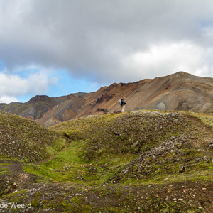 2012-07-21 - Carin als nietig mensje in de bergen<br/>Landmannalaugar - IJsland<br/>Canon EOS 7D - 22 mm - f/8.0, 1/160 sec, ISO 200
