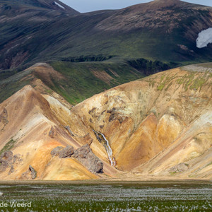 2012-07-21 - Waterval en drie schaapjes<br/>Landmannalaugar - IJsland<br/>Canon EOS 7D - 135 mm - f/5.0, 1/2500 sec, ISO 400