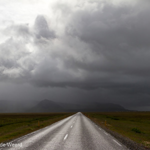 2012-07-22 - Donkere wolken pakken zich samen<br/>Onderweg naar Vik - IJsland<br/>Canon EOS 7D - 24 mm - f/8.0, 1/500 sec, ISO 200