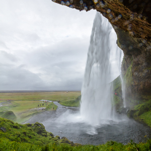 2012-07-22 - Je kan achter de waterval langslopen<br/>Seljalandsfoss - IJsland<br/>Canon EOS 7D - 10 mm - f/16.0, 0.05 sec, ISO 100