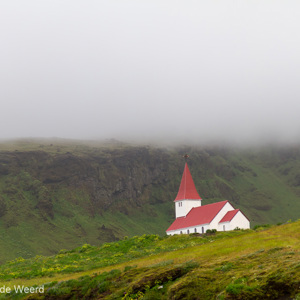2012-07-23 - Kerkje iets minder in de mist<br/>Vik - IJsland<br/>Canon EOS 7D - 105 mm - f/4.0, 1/250 sec, ISO 200