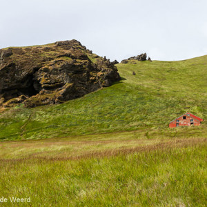 2012-07-23 - Verlaten schuur bij een grot<br/>Dyrholaey - Vik - IJsland<br/>Canon EOS 7D - 24 mm - f/8.0, 1/200 sec, ISO 200