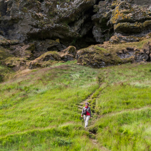 2012-07-23 - Een schapenpaadje loopt naar de grot<br/>Dyrholaey - Vik - IJsland<br/>Canon EOS 7D - 24 mm - f/8.0, 1/125 sec, ISO 200