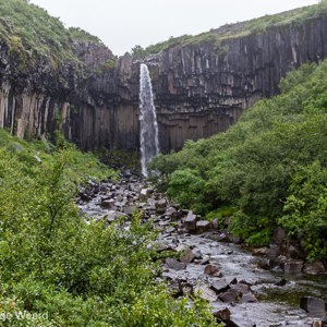 2012-07-25 - Waterval tussen de wanden van basalt<br/>Svartifoss waterval - Skaftafell - IJsland<br/>Canon EOS 7D - 24 mm - f/8.0, 1/40 sec, ISO 200