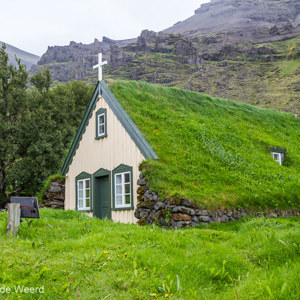 2012-07-25 - Zeer oud kerkje met aarden dak en wanden<br/>Hof - IJsland<br/>Canon EOS 7D - 24 mm - f/8.0, 1/30 sec, ISO 200