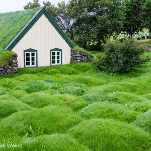 2012-07-25 - Zeer oud kerkje met aarden dak en wanden<br/>Hof - IJsland<br/>Canon EOS 7D - 24 mm - f/8.0, 0.04 sec, ISO 200