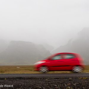 2012-07-25 - Hoofdweg 1, in de mist<br/>Tussen Skaftafell en Jokulsarlon - IJsland<br/>Canon EOS 7D - 24 mm - f/11.0, 0.02 sec, ISO 200