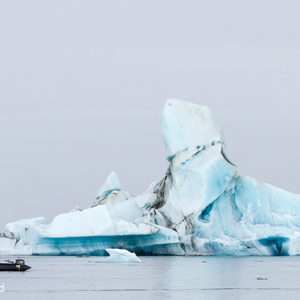 2012-07-26 - Zodiac tussen de ijsschotsen<br/>IJsmeer - Jökulsárlón - IJsland<br/>Canon EOS 7D - 190 mm - f/8.0, 1/500 sec, ISO 400