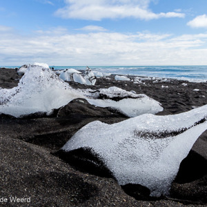 2012-07-26 - IJs op het zwarte lava zandstrand<br/>Lavastrand - Jökulsárlón - IJsland<br/>Canon EOS 7D - 12 mm - f/8.0, 1/400 sec, ISO 200
