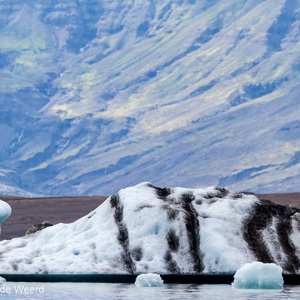 2012-07-26 - Enorme ijsschots voor een berg<br/>IJsmeer - Jökulsárlón - IJsland<br/>Canon EOS 7D - 400 mm - f/8.0, 1/160 sec, ISO 100