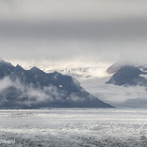 2012-07-26 - De zon breekt door boven de gletsjer<br/>IJsmeer - Jökulsárlón - IJsland<br/>Canon EOS 7D - 300 mm - f/8.0, 1/320 sec, ISO 100