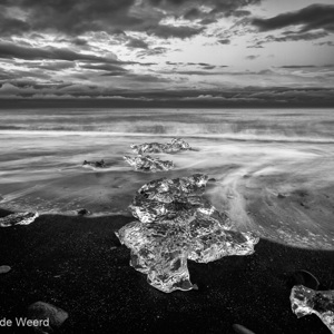 2012-07-26 - Stuk ijs op het lavastrand voor de zee<br/>Lavastrand - Jökulsárlón - IJsland<br/>Canon EOS 7D - 13 mm - f/10.0, 5 sec, ISO 100