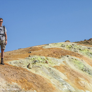 2012-07-29 - Wouter op de gekleurde vulkanische grond<br/>Viti - Krafla - IJsland<br/>Canon PowerShot SX1 IS - 23 mm - f/5.0, 1/1000 sec, ISO 80