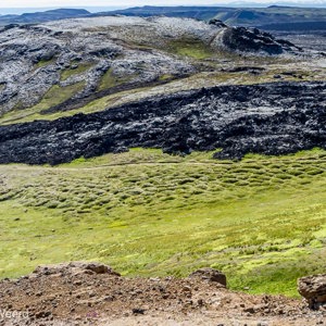 2012-07-29 - Zwart lave en groen gras - wat een contrast<br/>Leirhnjulur - Krafla - IJsland<br/>Canon EOS 7D - 22 mm - f/8.0, 1/80 sec, ISO 200