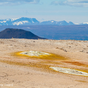 2012-07-30 - Overal zijn de besneeuwde toppen te zien<br/>Hverir - Reykjahlid - IJsland<br/>Canon EOS 7D - 250 mm - f/8.0, 1/1000 sec, ISO 200