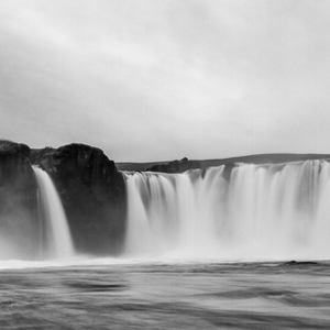 2012-07-31 - Panorama van de waterval - in zwart-wit<br/>Godafoss - IJsland<br/>Canon EOS 7D - 22 mm - f/16.0, 1.3 sec, ISO 100