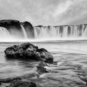 2012-07-31 - De rots en de waterval<br/>Godafoss - IJsland<br/>Canon EOS 7D - 16 mm - f/16.0, 0.6 sec, ISO 100